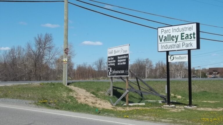 ES-Pylon Signs